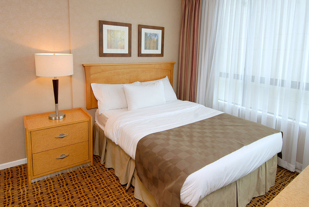 Landis Hotel & Suites Vancouver Room photo